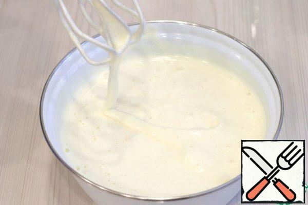 
Beat eggs and sugar until a whisk mark remains on the surface of the mixture.