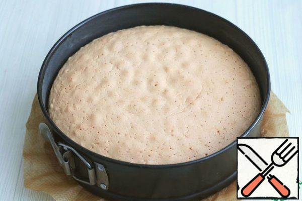 
Cool the finished biscuit slightly, then release from the mold, then cool to room temperature. Next, wrap the biscuit cake with cling film and send it to the refrigerator for a day.
