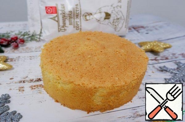 
When ready, cool the sponge cake, then remove it from the ring, wrap it in plastic wrap and send it to the refrigerator for 8 hours.