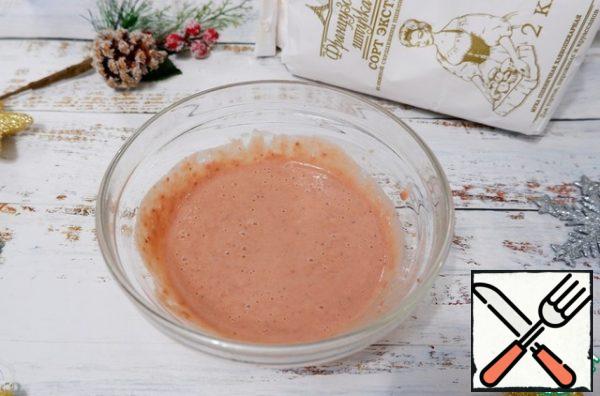For strawberry cream.
Warm strawberry puree with yolks to 45 ° С, add sugar and
pectin, stirring continuously with a whisk. Bring to 85 ° C.
Transfer to a blender bowl, cool to 40 ° C and add
soft butter. Beat everything with a blender. Spread a thin layer over exactly two rings with a diameter of 14 cm and place in the freezer.