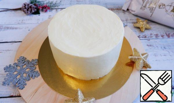 Using a pastry bag, coat the cake with cream.
Straighten the cake and refrigerate for 2 hours (preferably overnight).