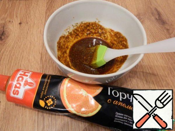 Let's prepare the sauce for the meat. Mix all the ingredients except the garlic.