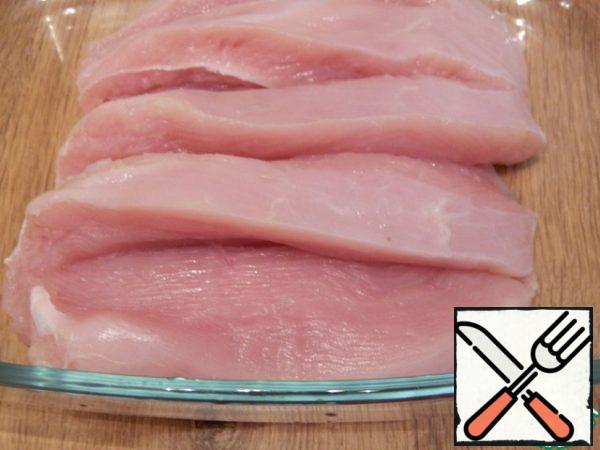 Let's cut the meat lengthwise, but not completely, like a book. Salt, pepper. We spread the meat immediately into a form in which we will bake.