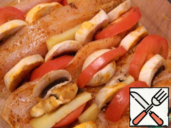 
Insert sliced ​​mushrooms, tomatoes, cheese into the turkey cuts.