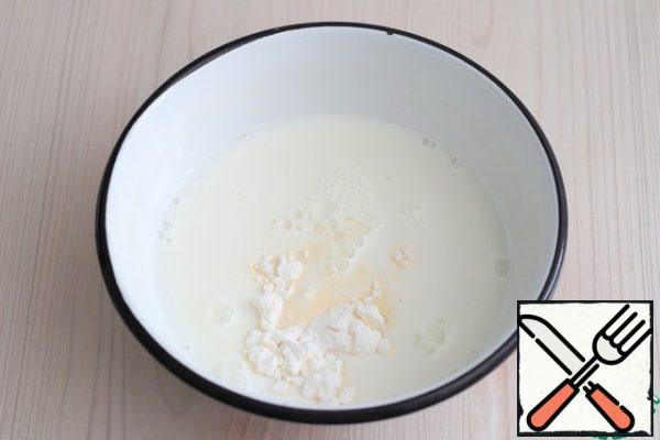 
Add a bag of ready-made pudding mixture (40 g) to milk (150 ml) at room temperature, add 1 chips. salt and 100 gr. sugar, stir the mixture. until the pudding mixture and sugar are completely dissolved.