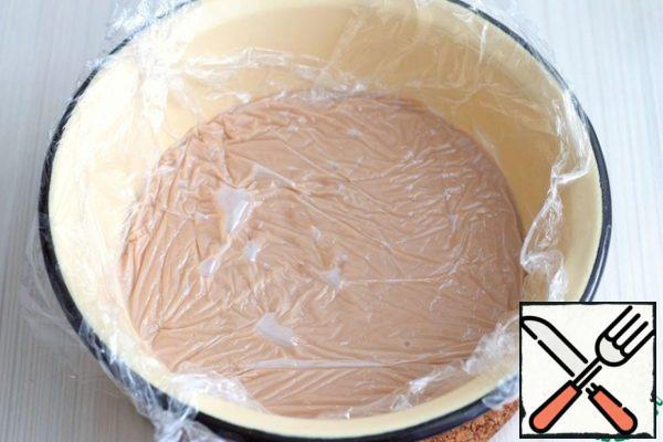 
Then put the pudding base in a separate bowl, cover the top with cling film in contact and leave to cool to room temperature for about 2.5-3 hours.