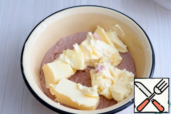 
Then add 250 g to the pudding base. soft butter. Beat the cream with a mixer.