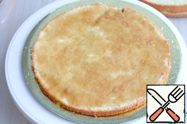 Brush each crust with a prepared sponge cake impregnation.