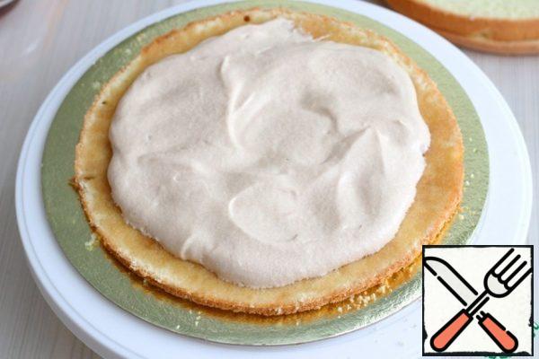 Next, lay out the prepared Sundae cream. Grease the cakes with cream.
