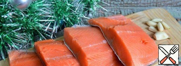 
Peel the fish, remove the ridge and bones, cut into portions.