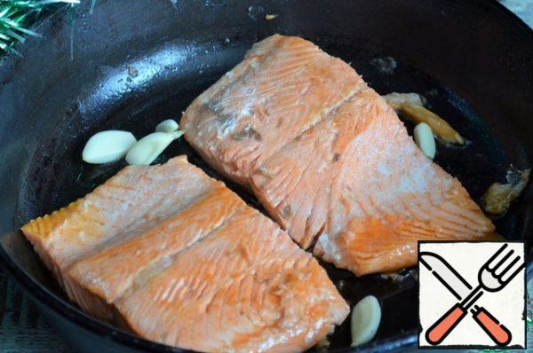 
Fry for a couple of minutes with garlic in vegetable oil on both sides, lightly salt. Set aside on a plate.