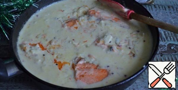 
Put the fish in the sauce, let it boil, salt to taste. Remove from heat.