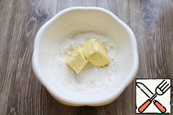 
In a bowl, combine the sifted flour, salt, vanillin and sugar. Add cold butter and rub with your hands until crumbs. To make it easier to do this, cut the butter into small pieces.