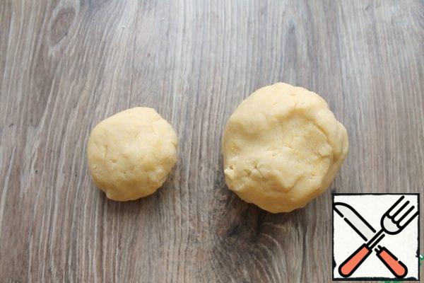 
Divide the dough into 2 pieces. One 1/4 of the total dough. Place the dough in bags and set aside for 30 minutes, most in the refrigerator and less in the freezer.