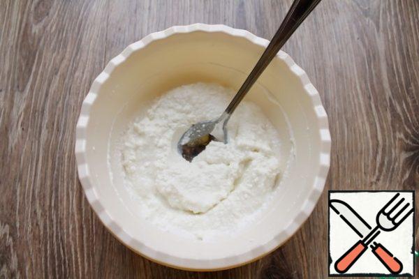 For the filling, combine cottage cheese, sugar and pineapple syrup.