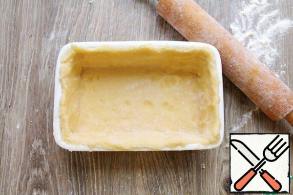 
Put most of it in a 14 * 20 centimeters baking dish and flatten on the sides and sides in an even layer.