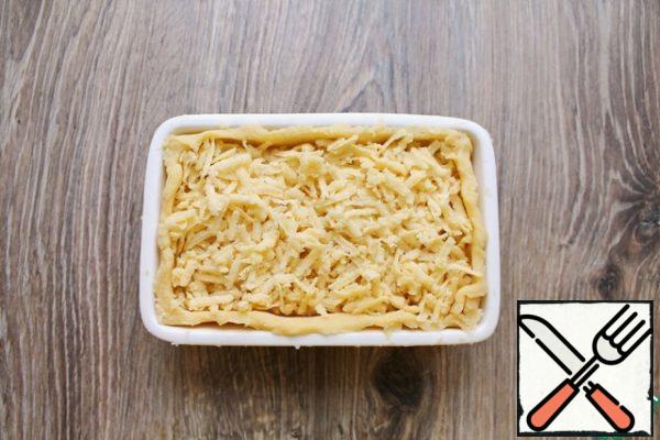 Remove the remaining dough from the freezer and coarsely grate it over the top of the pie.