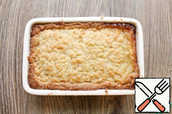 
Place in a hot oven and bake for 35-50 minutes at 180 degrees. The top and sides of the cake should be golden brown. The baking time depends on your oven and the baking dish itself. Remove the pie from the oven and be sure to cool. Then the cake will be perfectly cut and hold. In the big last photo, a cut of the cake is still hot. It shows that the filling is still soft, and after cooling it will thicken.