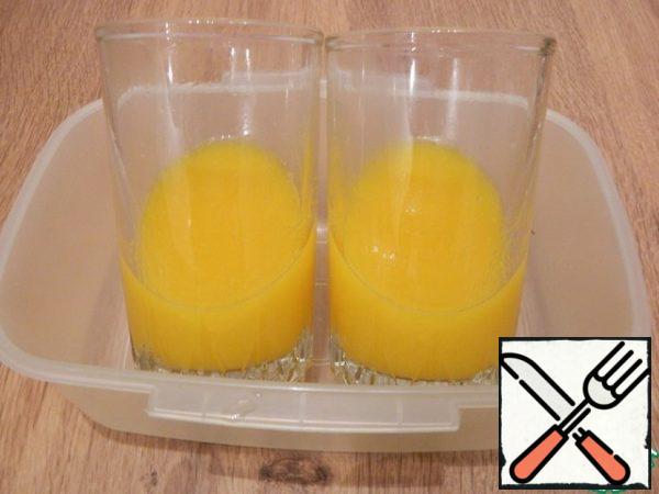 Pour into cups and molds, put in the refrigerator to solidify.