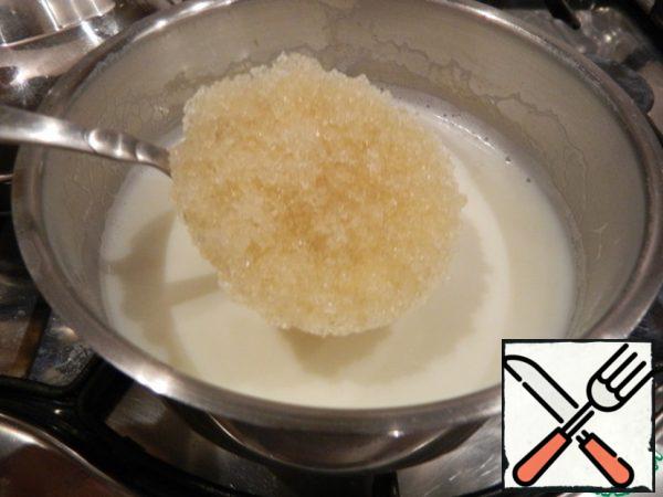 Turn off the heat and put the gelatin, stir it, it will gradually dissolve in the milk.
