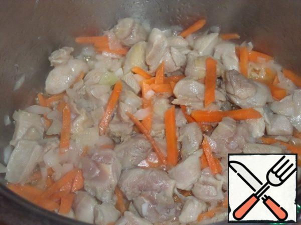 
Fry the mass for 10 minutes, stirring with a spoon.