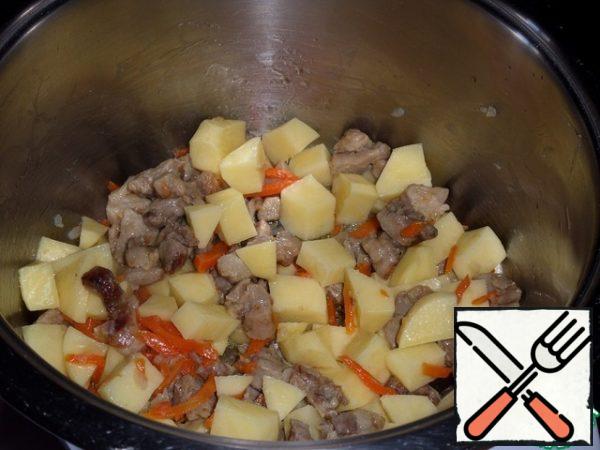 Then add the chopped potatoes to the pot. We mix.