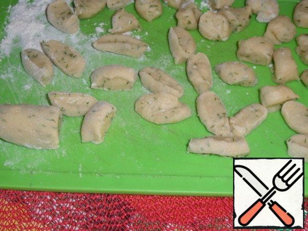 Make a "sausage" out of the dough and cut into pieces. The dumplings are ready.