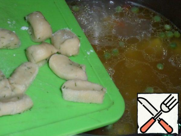 
Then add the cheese dumplings. Bring to a boil and cook the soup for another 5 minutes.