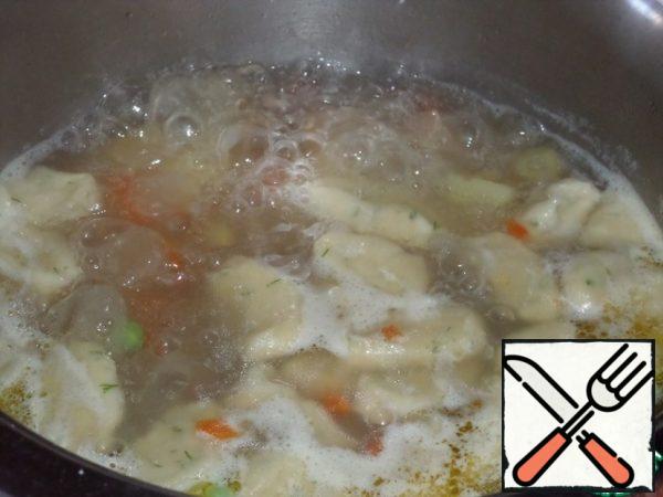 The soup is ready. Remove the pan from the heat.