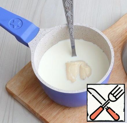 Add 200 ml to the saucepan. cream, then add 1 tbsp. a spoonful of cream cheese. Put the saucepan on a low heat and while stirring, bring the mixture to a boil and melt the cheese.