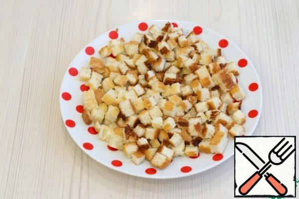 
Fry the loaf slices (4 pcs.) In a toaster, then cut into croutons. Put the croutons in a bag, add garlic passed through a garlic press (2 teeth). Shake the bag to distribute the garlic gruel to the croutons.