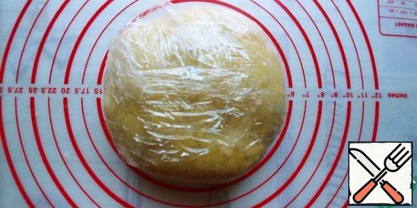 
It turns out that such a bun. We leave it to rest in the refrigerator for half an hour or an hour.