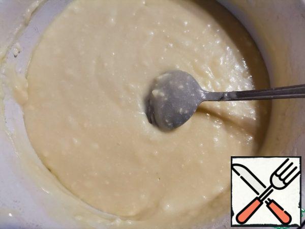 Mix liquid and dry ingredients, add soft butter and knead well with a whisk. The dough does not have a thick sour cream consistency.