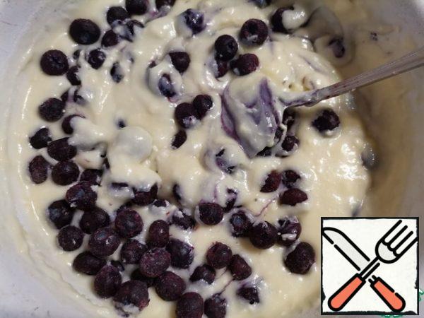 
Add frozen blueberries. And mix quickly.