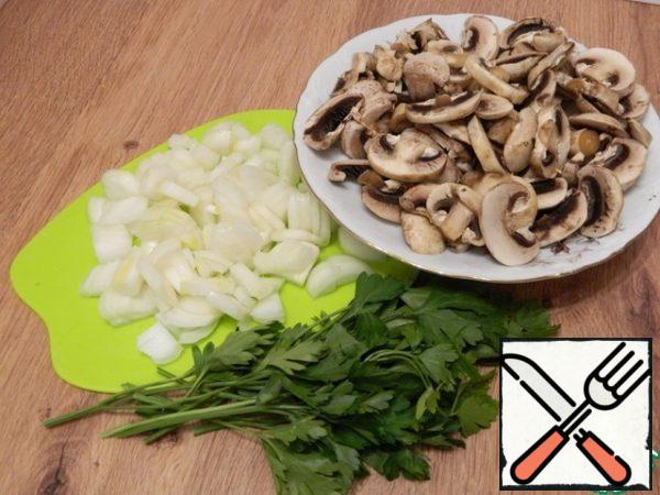 
Let's prepare products for the filling. Chop the onion and mushrooms finely, rinse the greens well.
