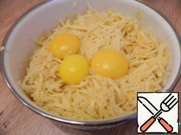 
Separate the yolks from the whites. Add the yolks to the potatoes, add salt and pepper. 
Add nutmeg to the potatoes.