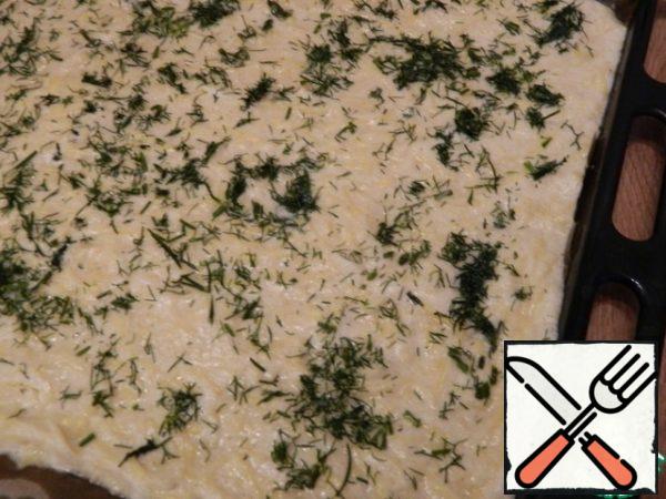 Spread the oiled paper on a baking sheet, pour out the dough and flatten. Sprinkle with herbs on top. I have frozen chopped dill. Bake the potato mass at 180 degrees for 30-35 minutes.
