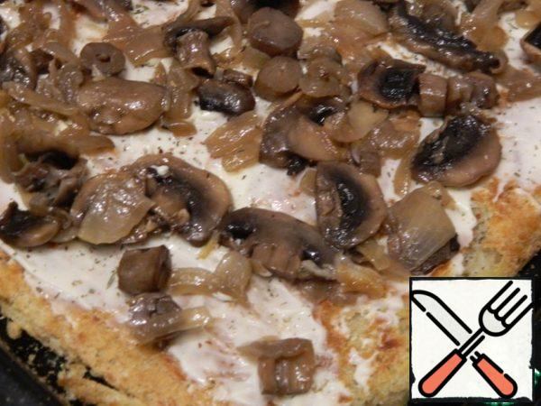Let the cake cool a little, remove the paper. Top with melted cheese. Place the mushrooms on the cheese layer.