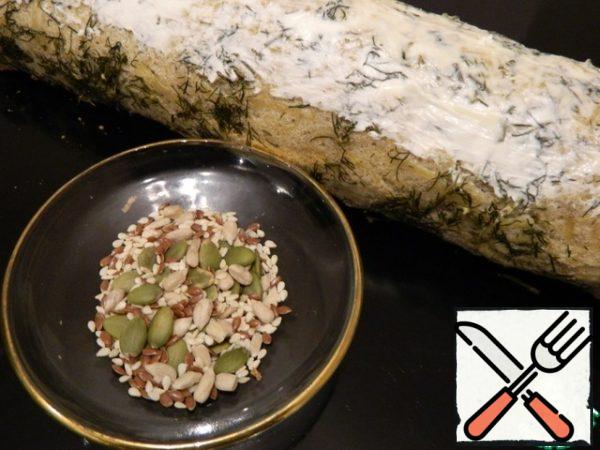 
Cover the roll with slightly melted cheese and sprinkle with sunflower, pumpkin, flax and sesame seeds.