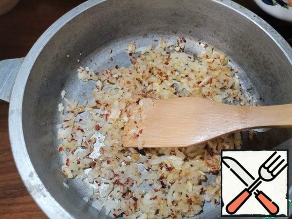 
Peel and wash onions and garlic. Chop the onion into small cubes, chop the garlic. Heat olive oil in a deep saucepan and fry onion, garlic and chili-pepper flakes. Adjust the pepper to your taste, I like spicy)