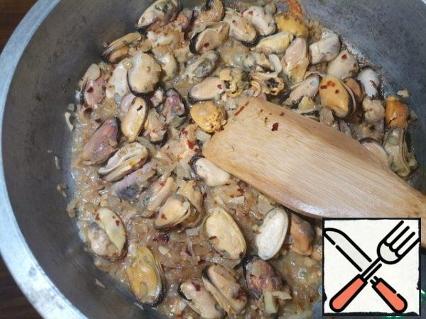 Add peeled mussels, cover and simmer for 3-4 minutes.