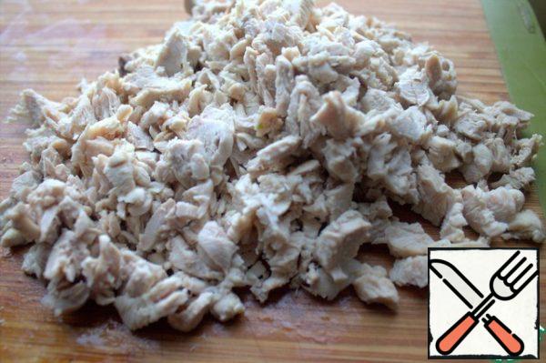 
Finely chop the chicken meat.