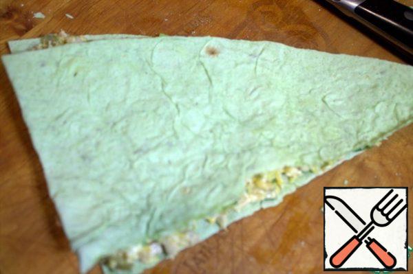 
Since the pita bread is oval, such portions will turn out.