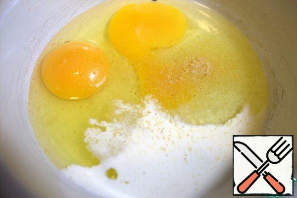 
Pour cream into the eggs and add garlic powder (I have it with salt). Beat.