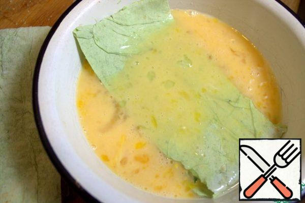 Submerge the stuffed pita bread completely into the eggs.