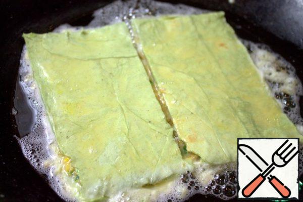 
Heat the oil and fry the pita "pies" on both sides. It is convenient for me to do this in a wok.