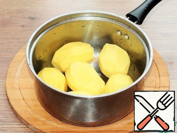 
Boil the peeled potatoes until half cooked, drain the water, cool the potatoes.