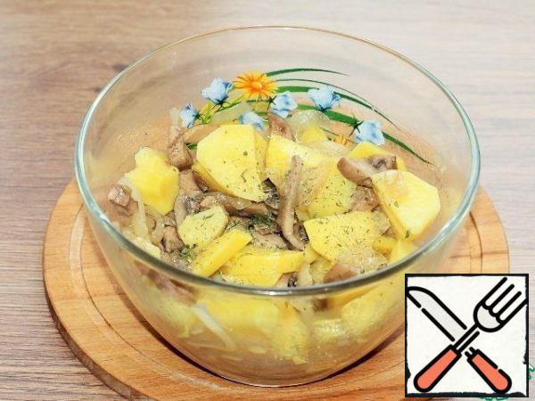 Add the fried mushroom mixture to the potatoes, seasoning (0.5 tsp), salt and mix.