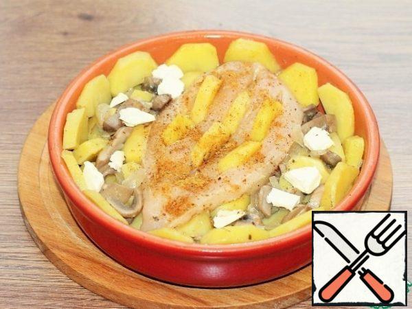 
Sprinkle the marinated breast with chicken seasoning (0.5 tsp), salt and put on a side dish. Leave the mustard on the chicken. You can put potato wedges in chicken cuts. Put pieces of butter on the potato mass.