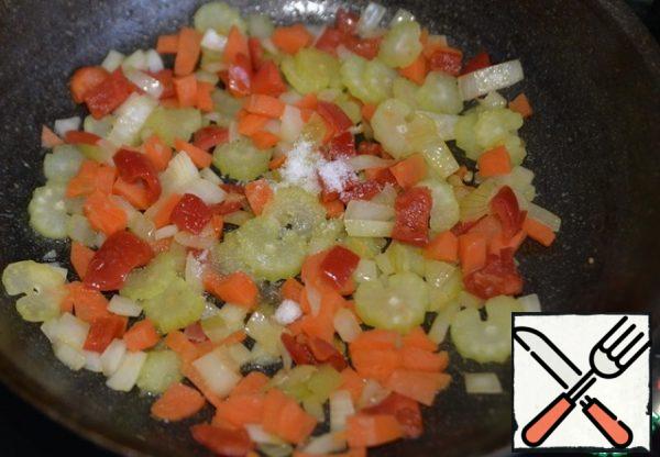 Fry vegetables until soft in oil in a skillet or stewpan. Fry over medium heat for about 15 minutes. We put salt and sugar.